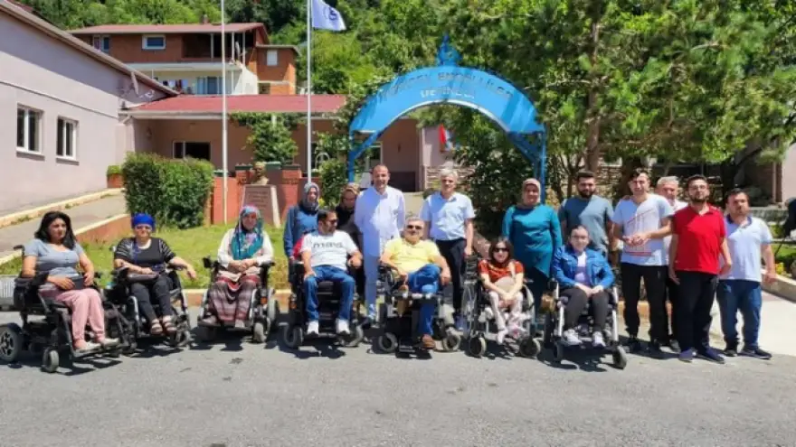 Batu Müftüoğlu'ndan Fiziksel Engelliler Derneği'ne ziyaret