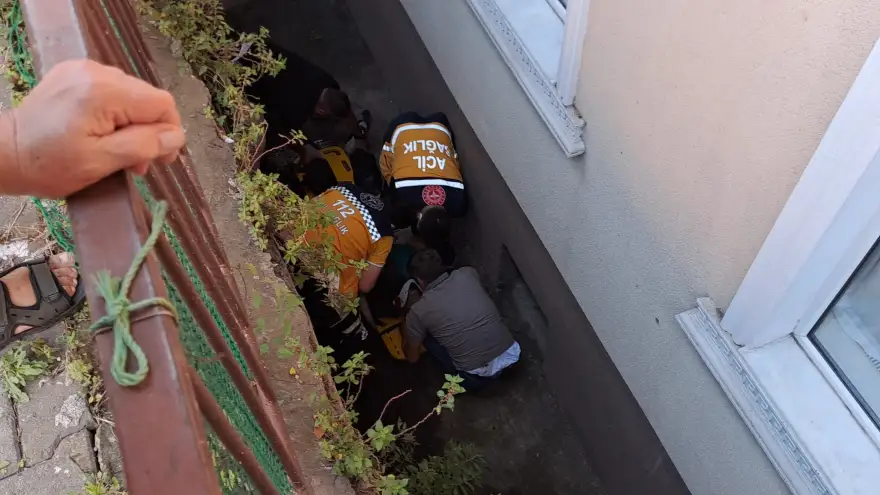 Apartman boşluğuna düştü...