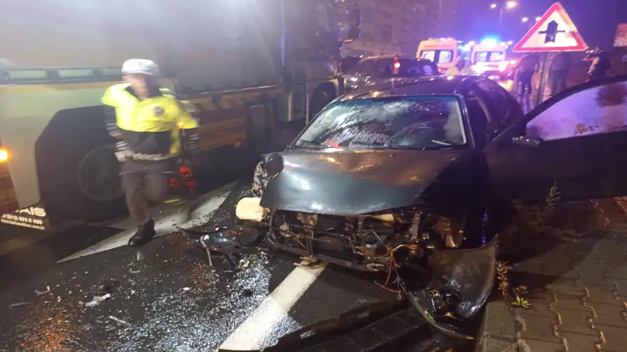 Karşı şeride geçti, iki aracı biçti...