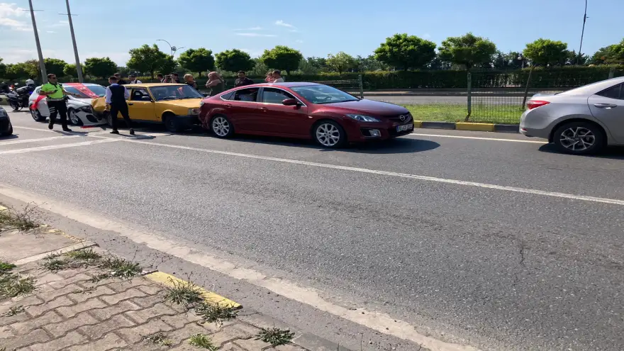 Zincirleme Kazada 3 Araç Birbirine Girdi...