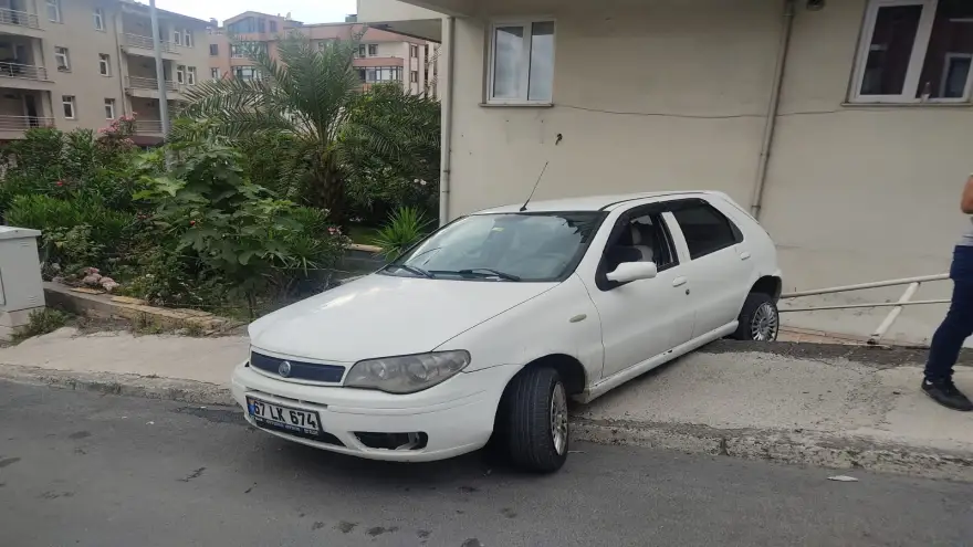 Korkuluklara çarparak durabildi...