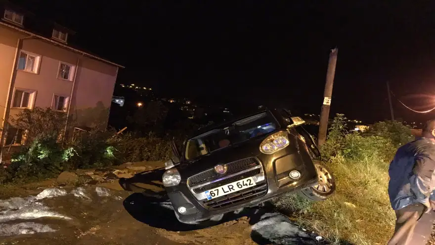 Freni boşaldı refüşe çıktı: 2 Yaralı