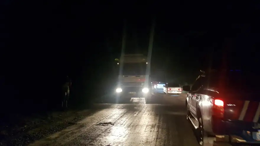 Yolu keserek tırların geçişine izin vermediler