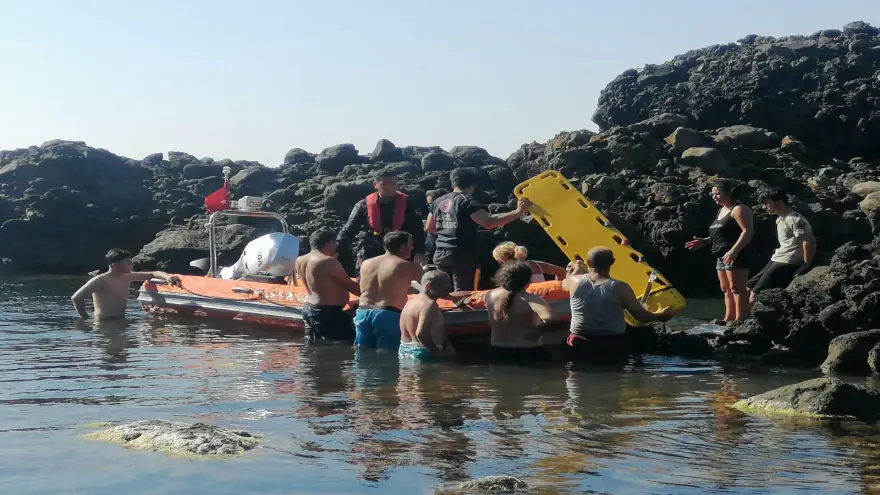 Denize girmek istedi, kayalıklardan düşerek ayağını kırdı