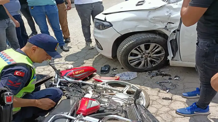 Motosiklet sürücüsü otomobile çarptı ağır yaralandı...