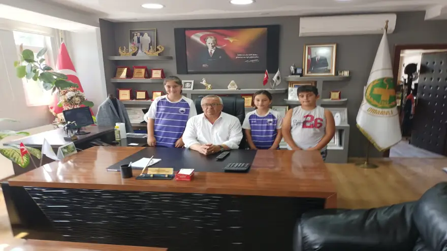 Öğrencilerden Belediye Başkanına Ziyaret..