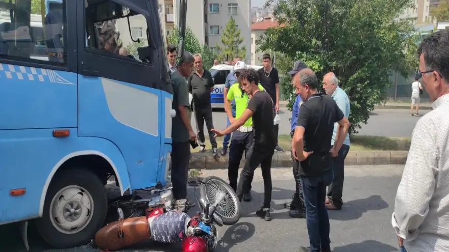 Minibüs motosikletle çarpıştı..