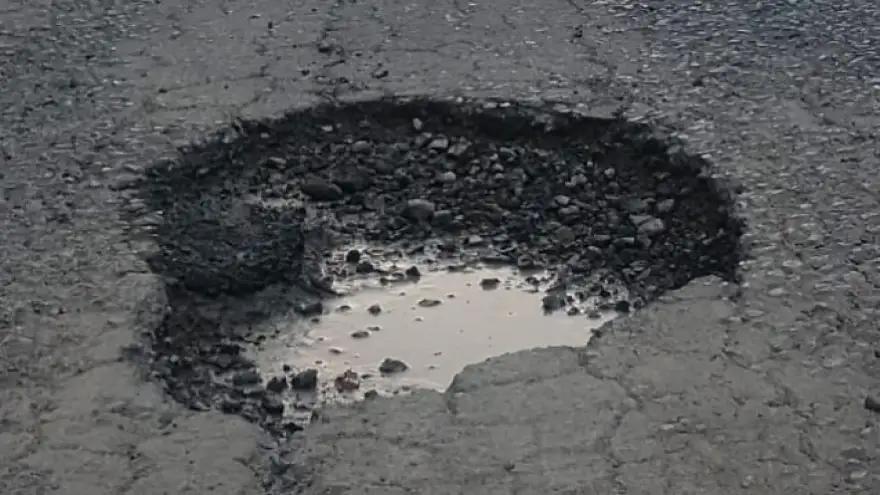 Yoldaki çukurlar araç sürücülerine zor anlar yaşatıyor...