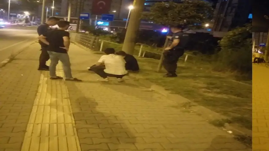 Alkollü şahıs kaldırımda sızdı..