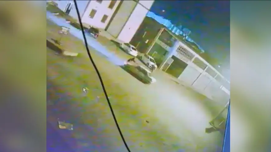 Gece bekçisine çarpma anı kameralara yansıdı.