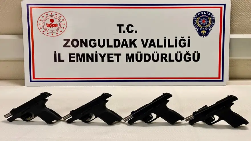 Araçtan 4 adet ruhsatsız silah ele geçirildi...