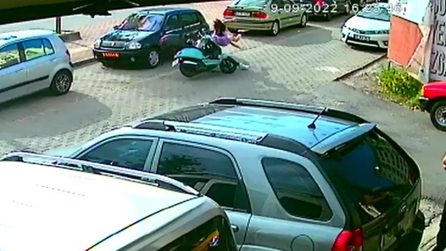 Arabaların arasından çıkan yayaya motosiklet çarptı