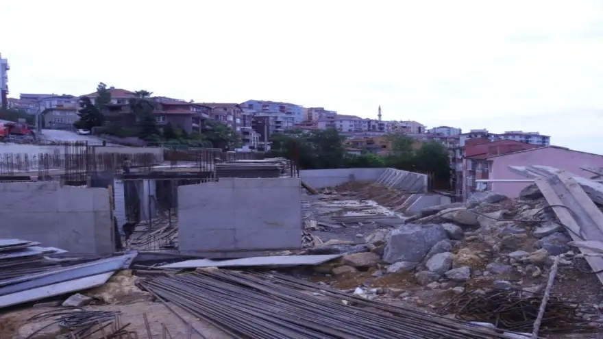 Yıkılıp, yerine yenisi yapılamayan okullar Meclis gündemine taşındı.