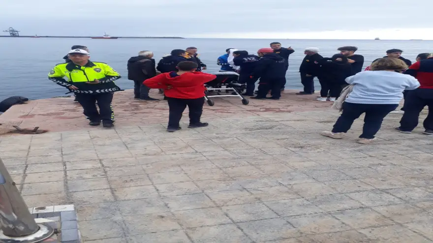 Denize atlayan genç kızı vatandaşlar kurtardı