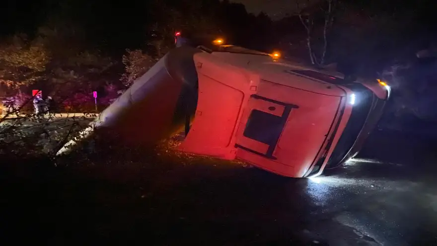 Tanker yoldan çıkarak devrildi.