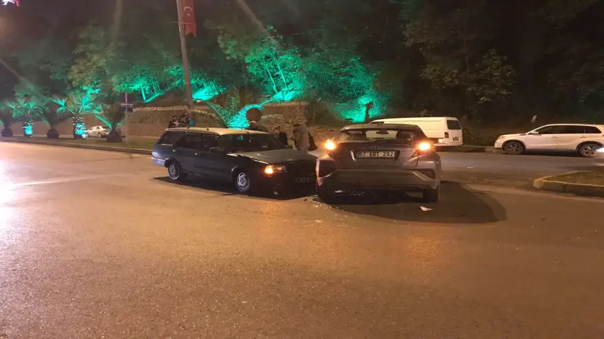 Ereğli iki otomobil çarpıştı...