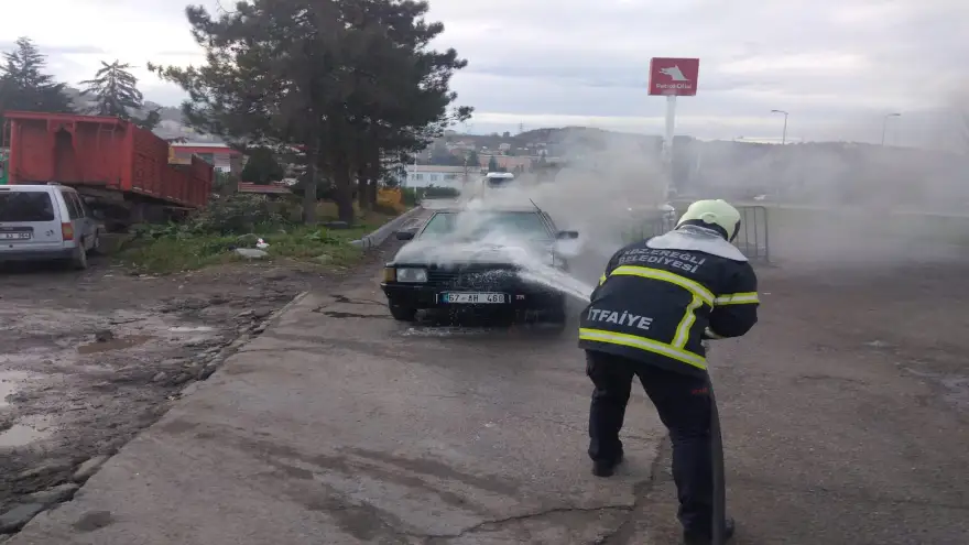 Aracın motor kısmı alev aldı..