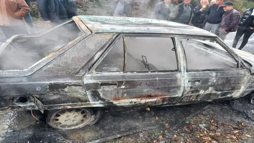 Aniden alev alan araç cayır cayır yandı 
