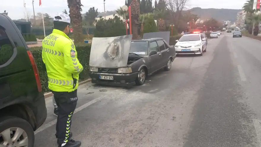 Aracın motor kısmı aniden alev aldı..