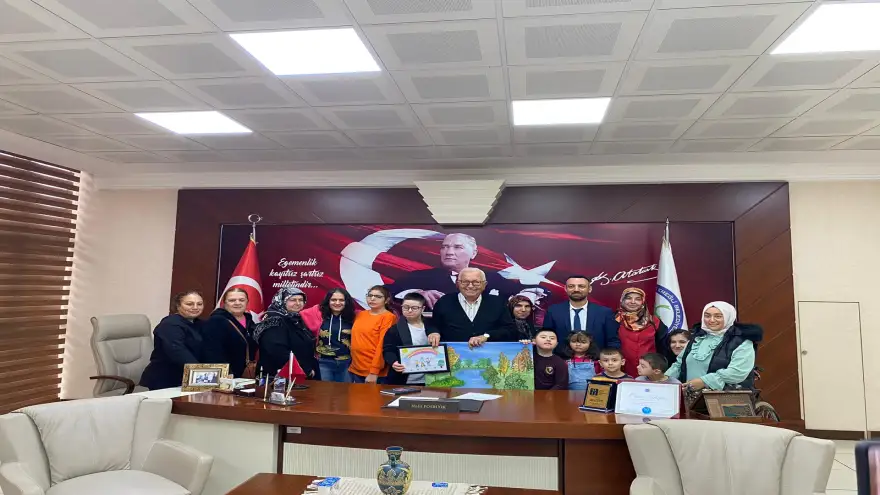 Öğrenciler kendi yaptıkları resimleri protokole hediye etti...