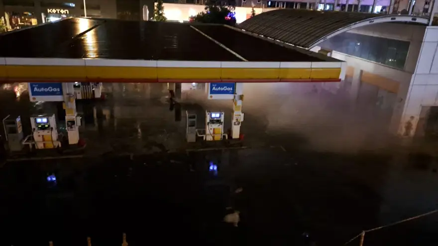 Araç yangını petrol çalışanları tarafından söndürüldü