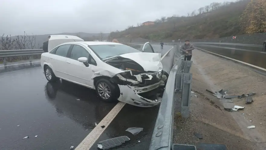 Direksiyon hakimiyetini kaybetti, bariyerlere çarptı 