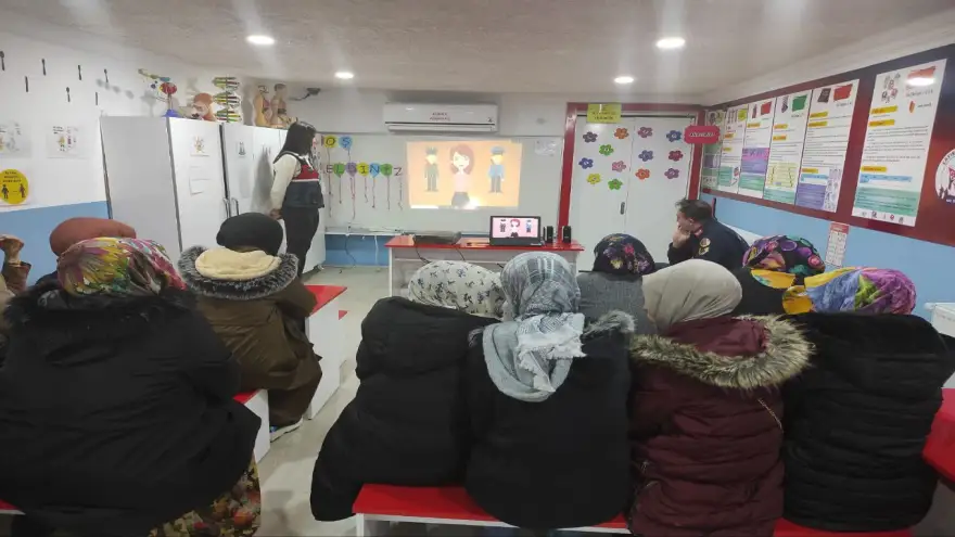 Jandarma'dan kadın öğretmen ve velilere KADES eğitimi