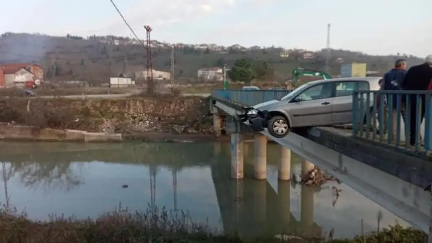 Köprüde asılı kaldı