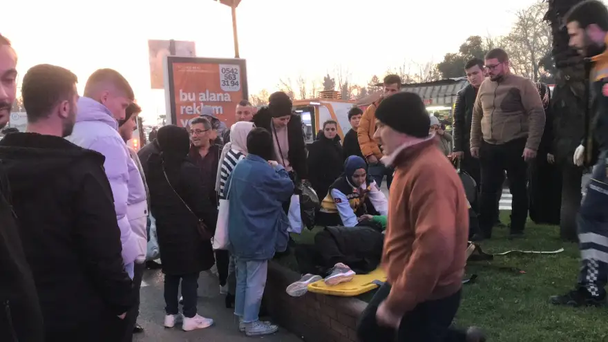 Yaya geçidinden geçen kadına otomobil çarptı.