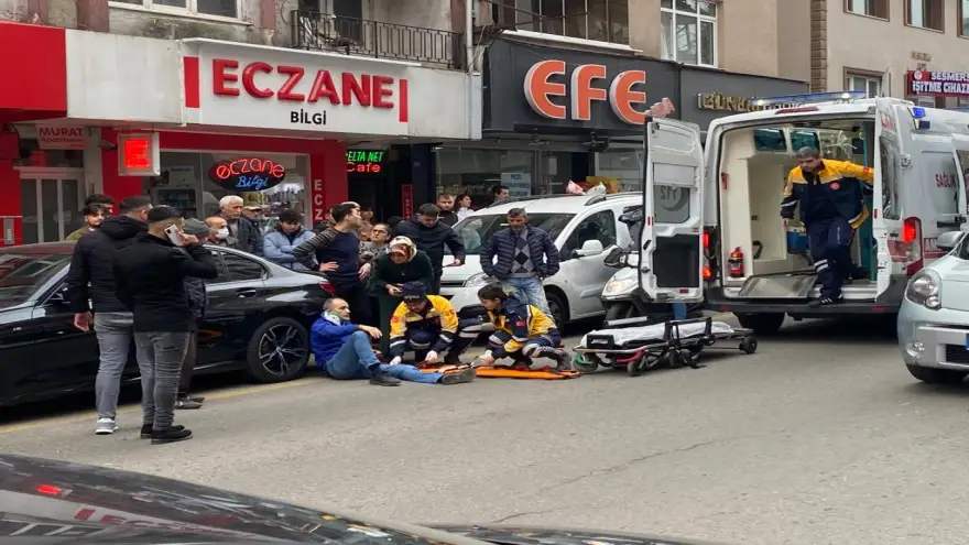 Aracından inen sürücüye motosiklet çarptı...