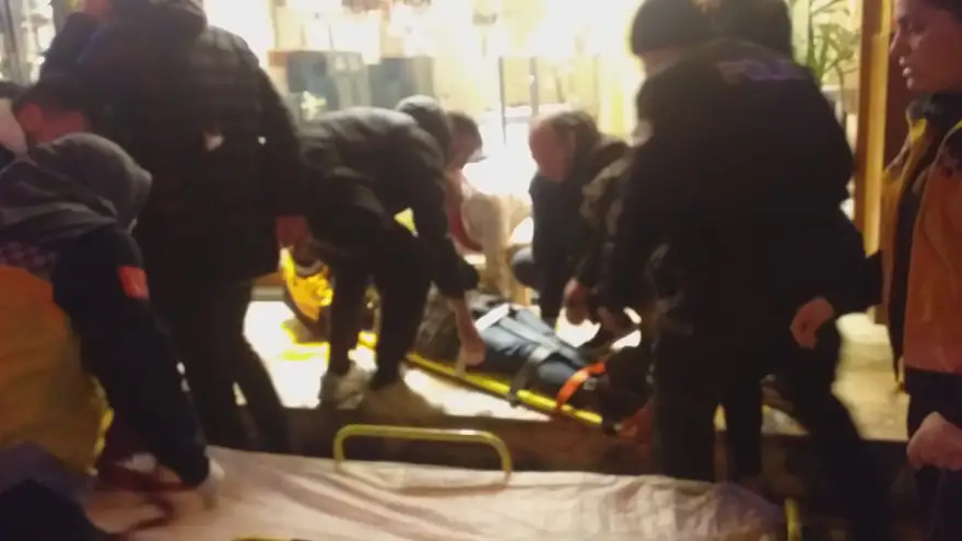 Savrularak durakta otobüs bekleyenlere çarptı: 3 Yaralı