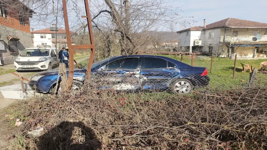 Kamyonet ile otomobil çarpıştı: 3 Yaralı