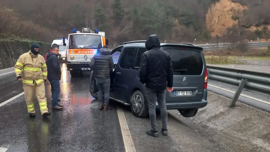 Kontrolden çıkan otomobil orta refüj kanalına düştü..