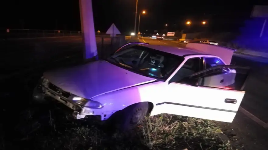 Kontrolden çıktı elektrik direğine çarptı:2 Yaralı