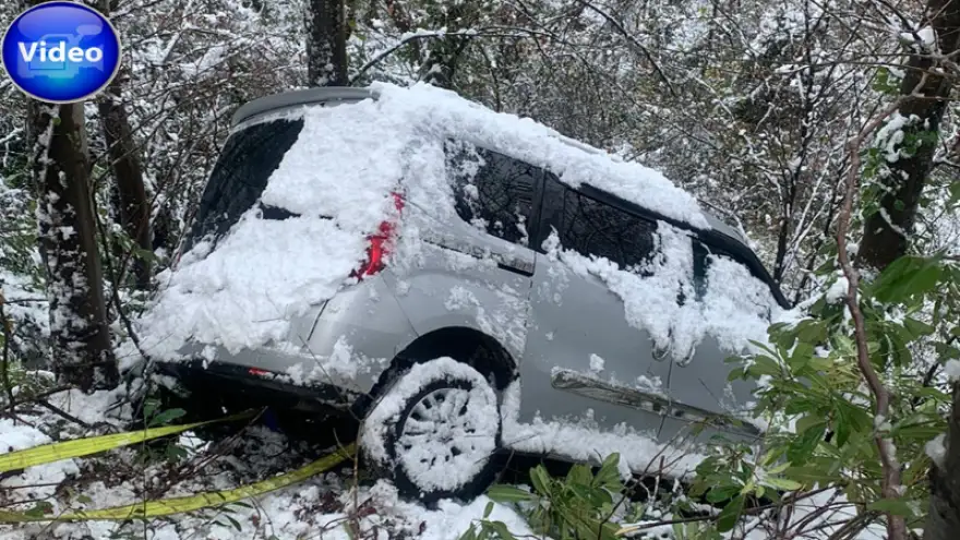 Karda kayan otomobil uçuruma yuvarlandı...