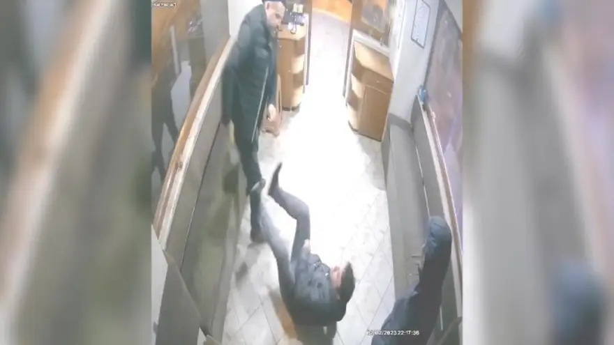 Satırlı saldırı anı kameralara yansıdı 