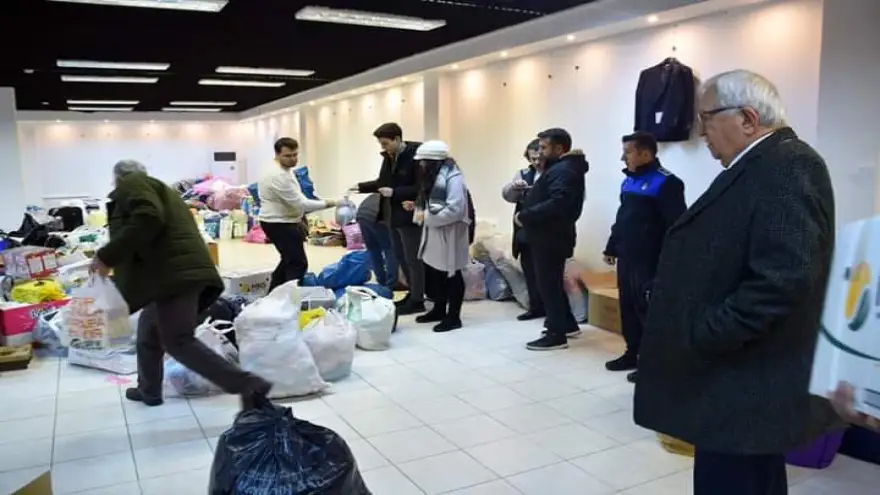 Vatandaşlar Belediye'nin düzenlediği yardım kampanyası için AKM'ye koşuyor..