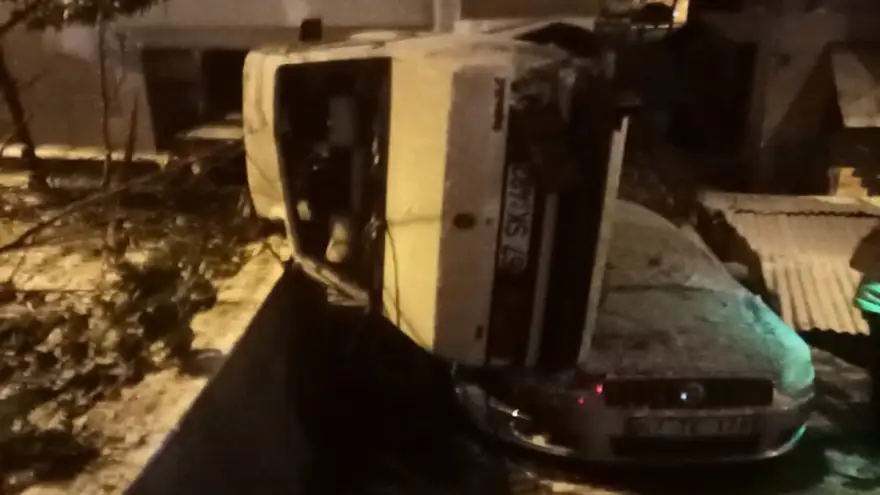 Park halindeki aracın üzerine uçtu: 3 Yaralı