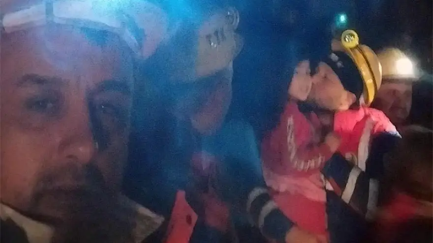 Maden işçileri anne ve kızını göçükten kurtardı
