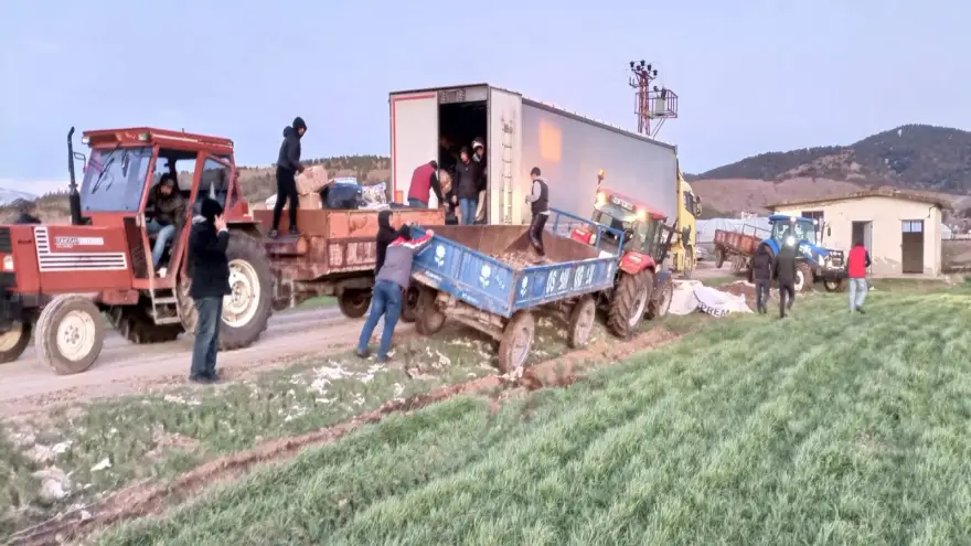 4 Tır Yardım Malzemesi Depremzedelere Dağıtıldı