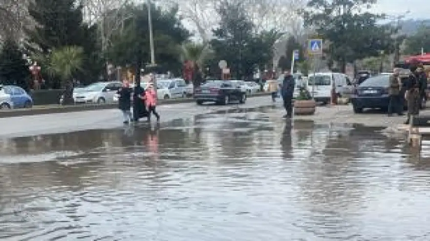 Ana su hattı patladı, Belediye anında müdahale etti..