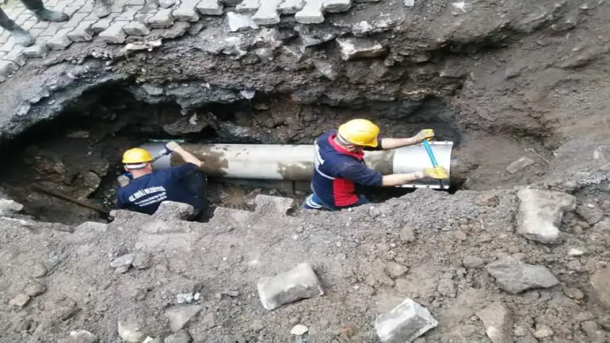 Kirmanlı mahallesinde patlayan boru tamir edildi..