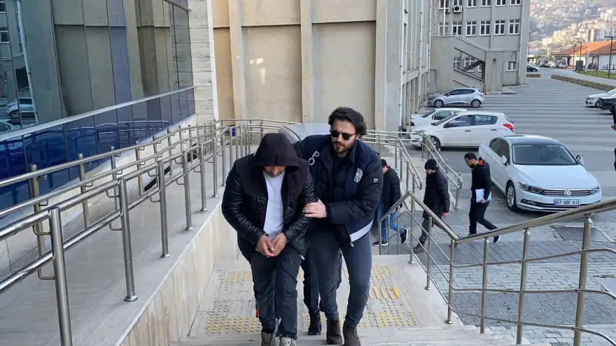 Kuyumcuya sahte altın satmak isterken yakalandılar