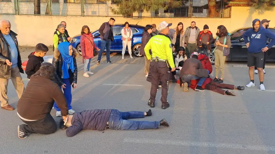 Yolun karşısına geçmek isteyen çifte otomobil çarptı 