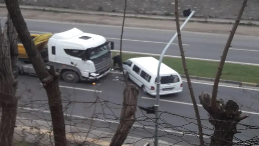 Aynı istikamette giden tır ile minibüs kaza yaptı...