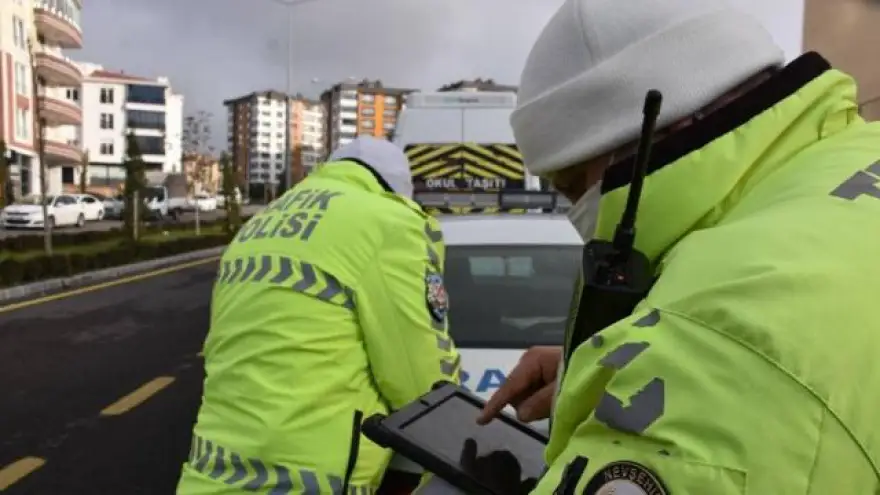 Egzoz patlatarak ve makas atarak gezen otomobil trafikten men edildi