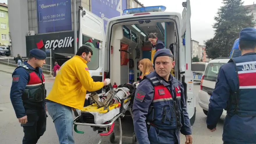 Yolun karşısına geçmeye çalışırken otomobil çarptı...