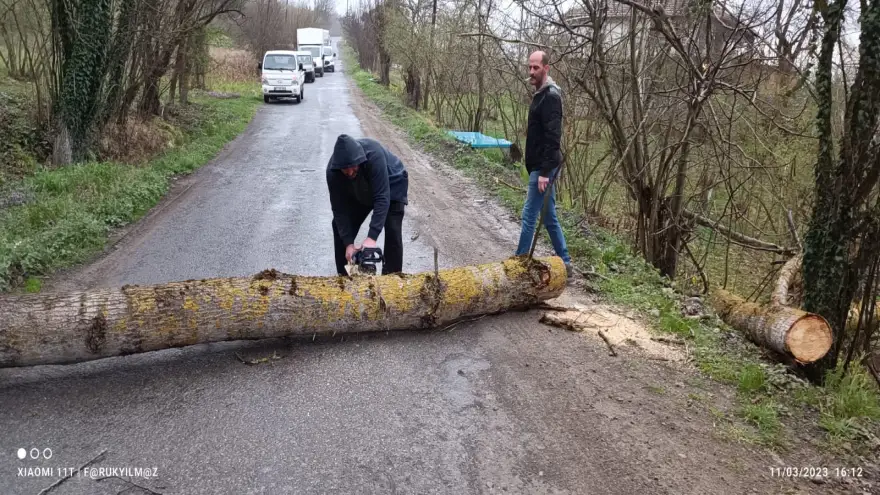 Yol kapandı, köyler elektriksiz kaldı