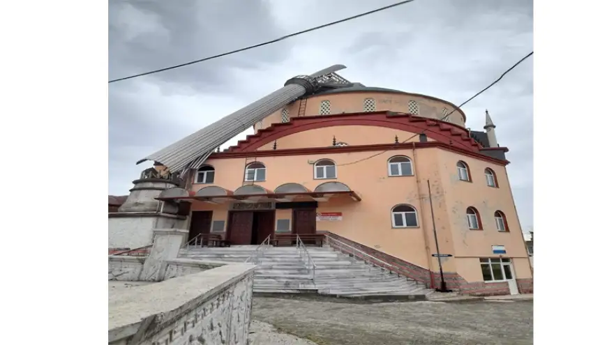 Alaplı'da çıkan fırtına sonrasında caminin minaresi yıkıldı.