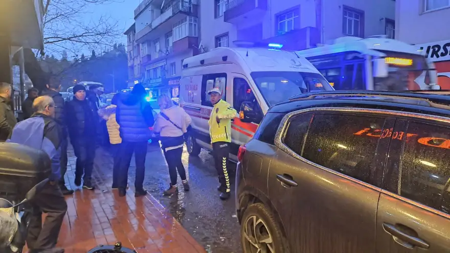 Motosiklet yayalara çarptı...